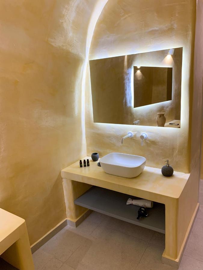 M Residence Santorini Conelia Cave Фира Екстериор снимка