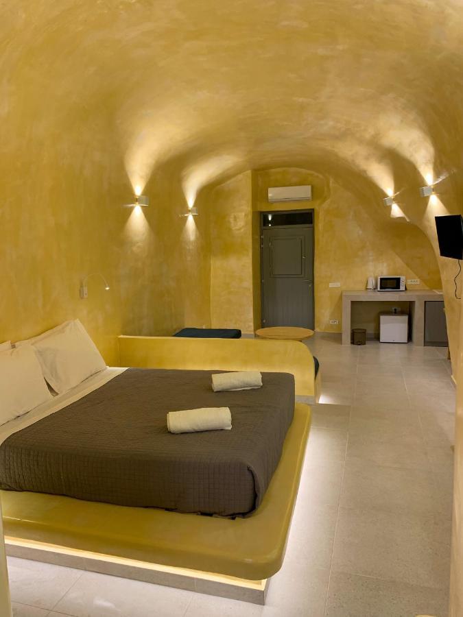 M Residence Santorini Conelia Cave Фира Екстериор снимка