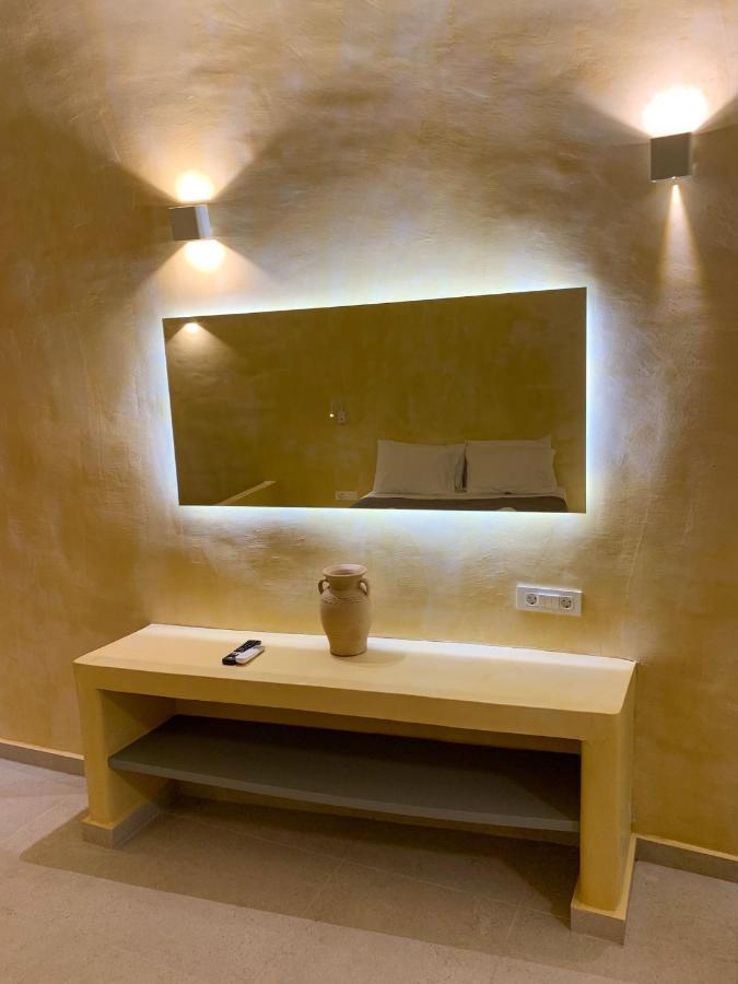 M Residence Santorini Conelia Cave Фира Екстериор снимка