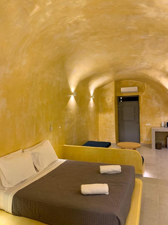 M Residence Santorini Conelia Cave Фира Екстериор снимка